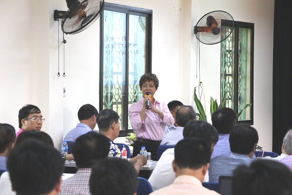 Bà Tô Tuệ Lang – Tổng Giám đốc Công Ty Bò Sữa Châu Á Thái Bình Dương Trả Lời Thắc Mắc Của Các đại Biểu Về Tinh, Phôi Bò Phân Ly Giới Tính.