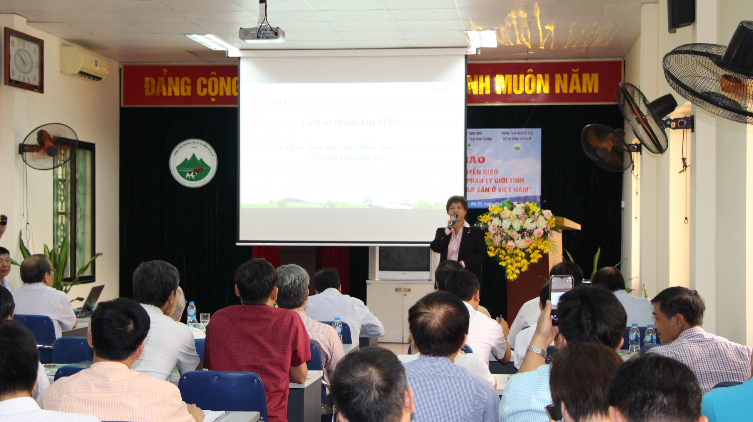 Bà Tô Tuệ Lang – Tổng Giám đốc Công Ty Tnhh Bò Sữa Châu Á Thái Bình Dương Báo Cáo Kết Quả Chuyển Giao Tinh